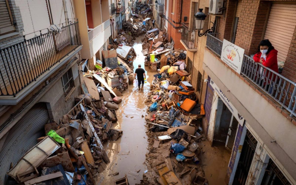 Debris and rubble line the flooded streets of Valencia. Image via Free Malaysia Today.